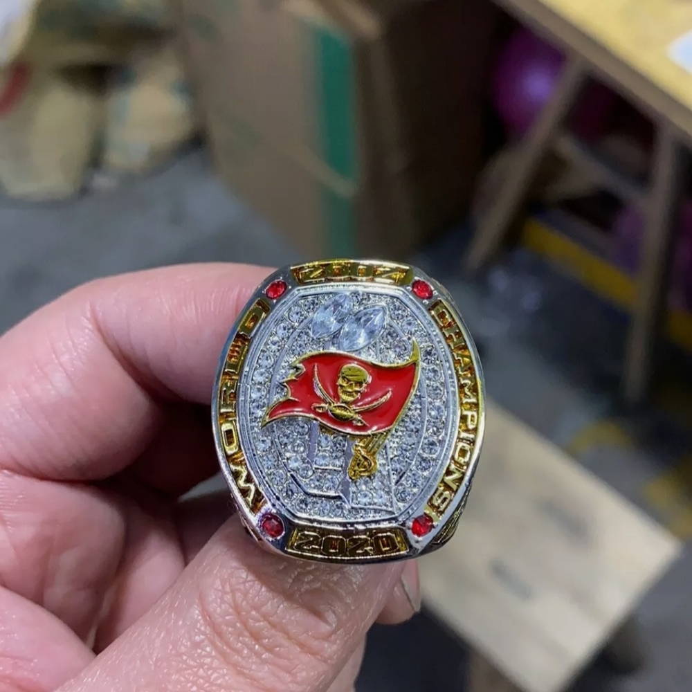 Tampa Bay super bowl replica ring - Picture 1 of 3